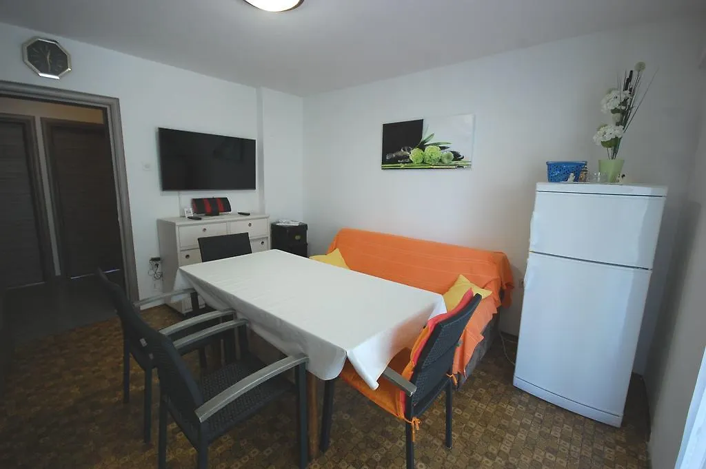 Apartments Jakobi Njivice