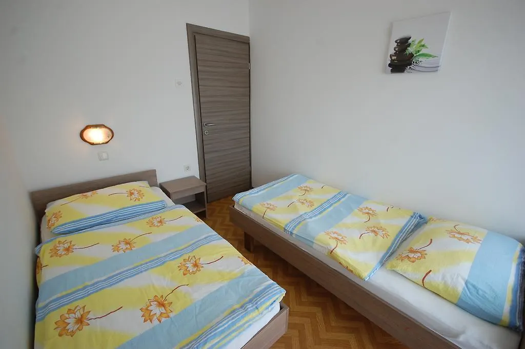 Apartments Jakobi Njivice