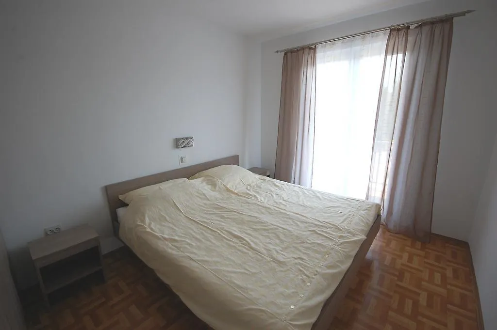 Apartments Jakobi Njivice